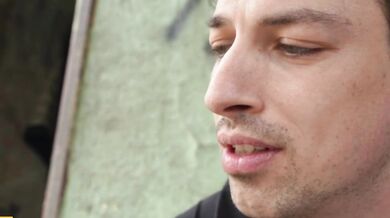 Šukání s nadrženou blondýnkou ve starém opuštěném baráku