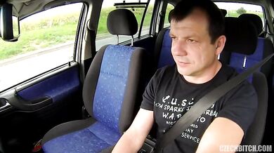 Černovlasá kurva šuká za prachy v autě