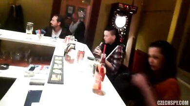 Šukačka s amatérkou na záchodě v hospodě