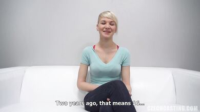 18letá blond amatérka Karolína z Prahy