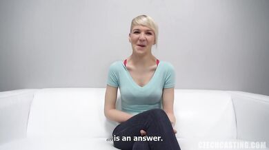 18letá blond amatérka Karolína z Prahy