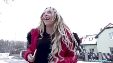 Fransouzská blondýnka Jennifer Amilton ošukaná za rychlý prachy