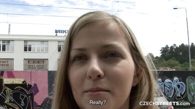 Dívka z ulice za rychlý prachy podvede svého partnera