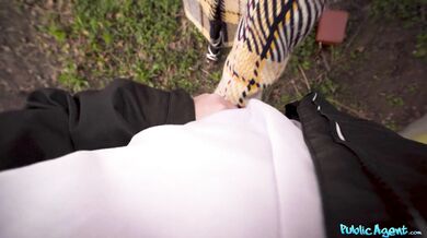 Kudrnatá prsatá černoška za rychlý prachy