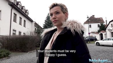 Šukání sexy krátkovlasé MILFky Subil Arch za rychlý prachy