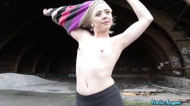 Ukrajinská studentka roztáhne kundičku pro rychlý prachy