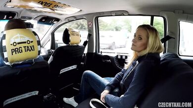 Prsatá blondýna Lilly Peterson ošukaná taxikářem