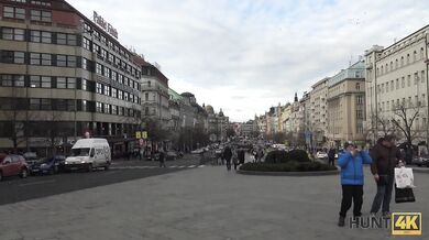 Jocelyne Z dovádí s cizincem za přihlížení jejího přítele