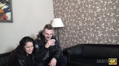 Jocelyne Z dovádí s cizincem za přihlížení jejího přítele