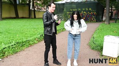Černovlasá kráska Sofi Li šuká před svým partnerem 