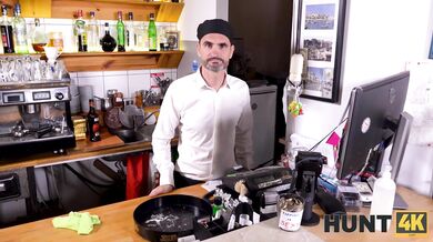 Barmanka šuká za rychlý prachy v práci
