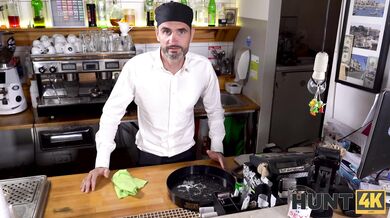 Barmanka šuká za rychlý prachy v práci