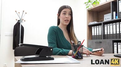 Prsatá kráska šuká s bankéřem v kanceláři kvůli penězům