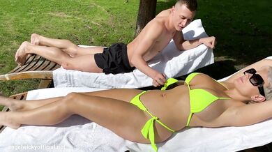 Nadržená MILF blondýnka Angel Wicky šuká s nevlastním synem na zahradě