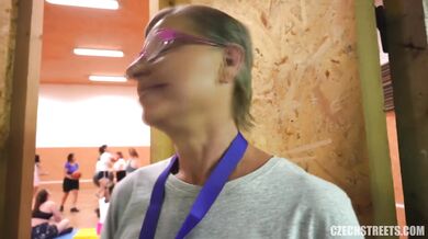 Mature učitelka si zašuká za rychlý prachy během hodiny tělocviku