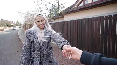 Muž vypůjčí svoji přítelkyni za prachy do trojky