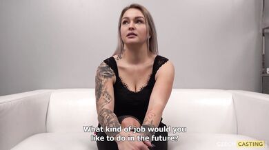 Potetovaný sexy blondýna Kristýna na sex castingu