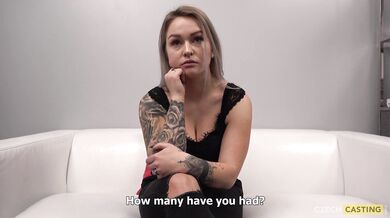 Potetovaný sexy blondýna Kristýna na sex castingu