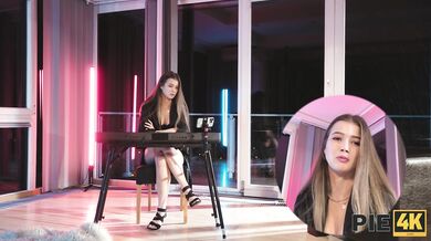 Teenka Olivia Sparkle šukající se starším chlapem