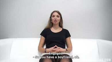 Prsatá amatérka ukáže své naolejované tělo na castingu