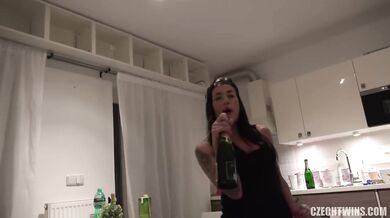 Drsná POV domácí trojka s dvojčaty Eveline Dellai a Silvia Dellai