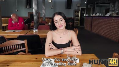 Černovláska Ara Mix ošukaná cizincem na veřejných toaletách