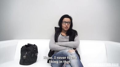 Černovlasá amatérka s brýlemi na českém castingu