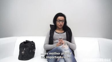 Černovlasá amatérka s brýlemi na českém castingu