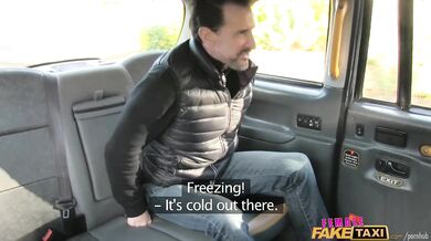 Tvrdé péro pro prsatou MILF taxikářku
