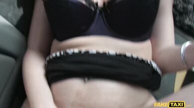 MILF si užije s pořádným ptákem ve FakeTaxi