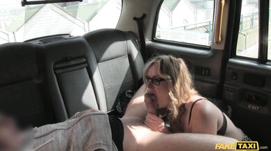 MILF si užije s pořádným ptákem ve FakeTaxi