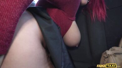 Kozatá zrzavá MILFka ošukaná ve FakeTaxi
