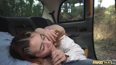 Studentka medicíny si přivydělá prachy za sex v autě