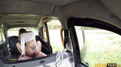 Blondýnka stříká a šuká ve FakeTaxi
