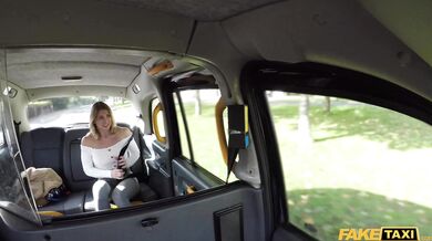 Blondýnka stříká a šuká ve FakeTaxi