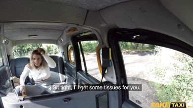 Blondýnka stříká a šuká ve FakeTaxi