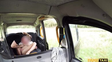 Blondýnka stříká a šuká ve FakeTaxi