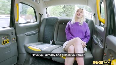 Blondýnka Vivian Lola ve FakeTaxi