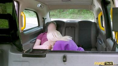 Blondýnka Vivian Lola ve FakeTaxi
