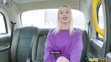 Blondýnka Vivian Lola ve FakeTaxi