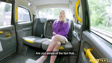 Blondýnka Vivian Lola ve FakeTaxi