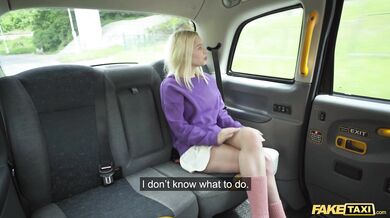 Blondýnka Vivian Lola ve FakeTaxi