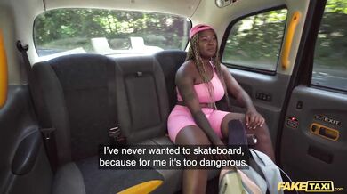 Prsatá černoška Xeinna Rose ošukaná ve FakeTaxi