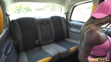 Prsatá černoška Xeinna Rose ošukaná ve FakeTaxi