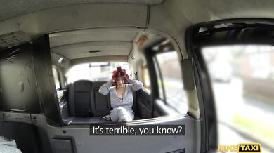 Červenovláska Lottie Lovelace ve FakeTaxi