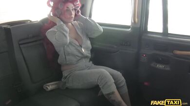 Červenovláska Lottie Lovelace ve FakeTaxi