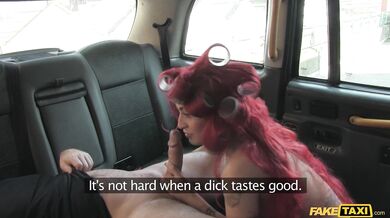 Červenovláska Lottie Lovelace ve FakeTaxi