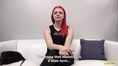 Červenovlasá amatérka s pornoherečkou Belle Claire na castingu