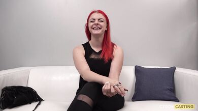 Červenovlasá amatérka s pornoherečkou Belle Claire na castingu