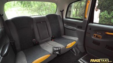 Hubená Indy Lix šuká s taxikářem ve Fake Taxi